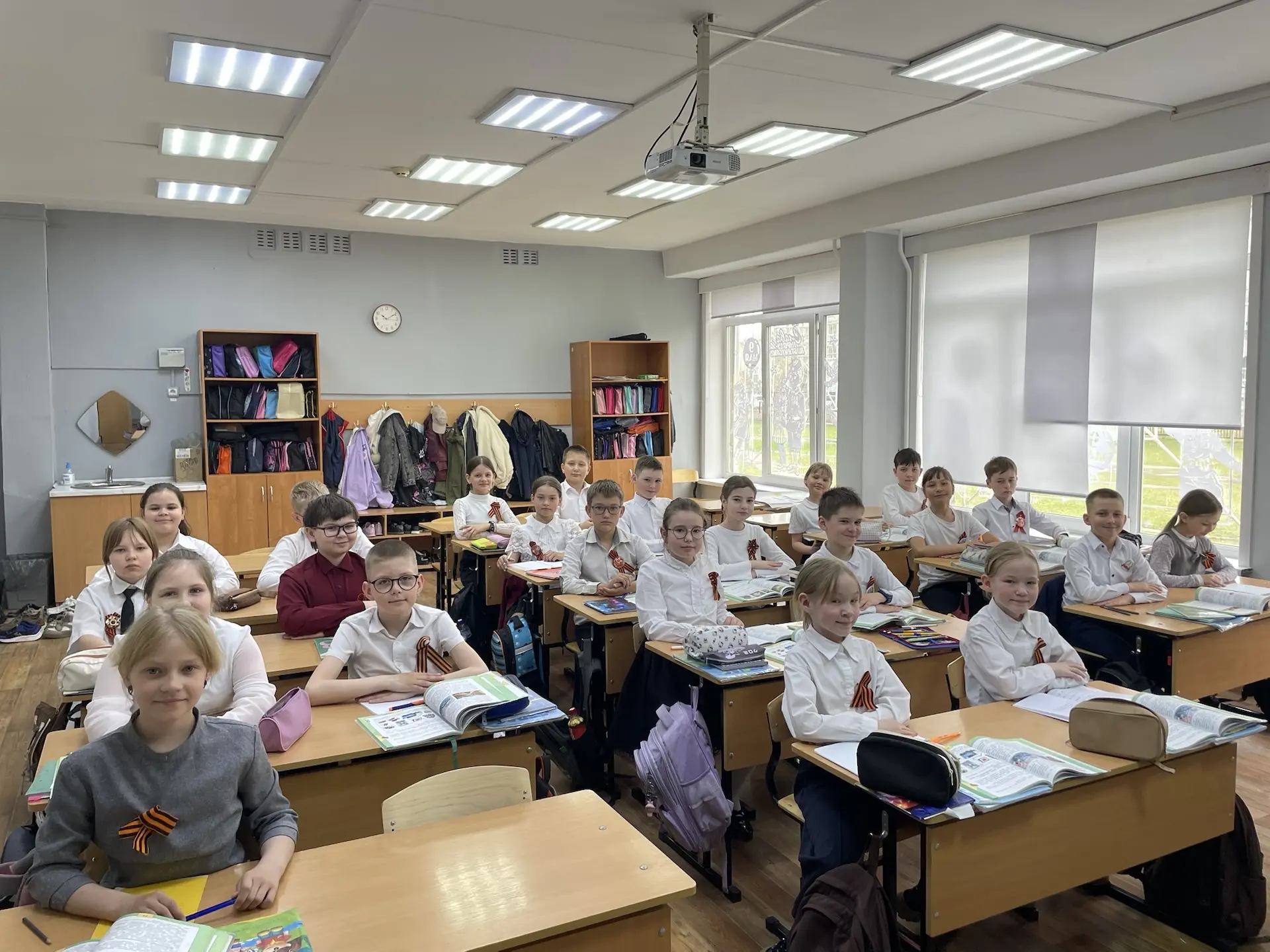 Перемены, на которых звучала память🎖  7 и 8 мая в нашей школе на переменах звучали песни войны. «Син