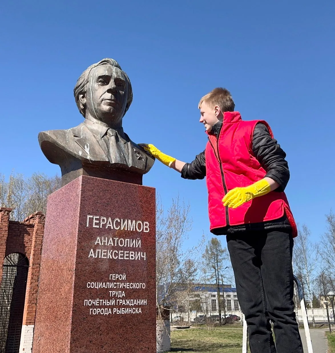 АКЦИЯ «СОХРАНЯЯ НАСЛЕДИЕ» 📋 Волонтерский отряд «Ты не один» в честь дня рождения и памяти Анатолия А