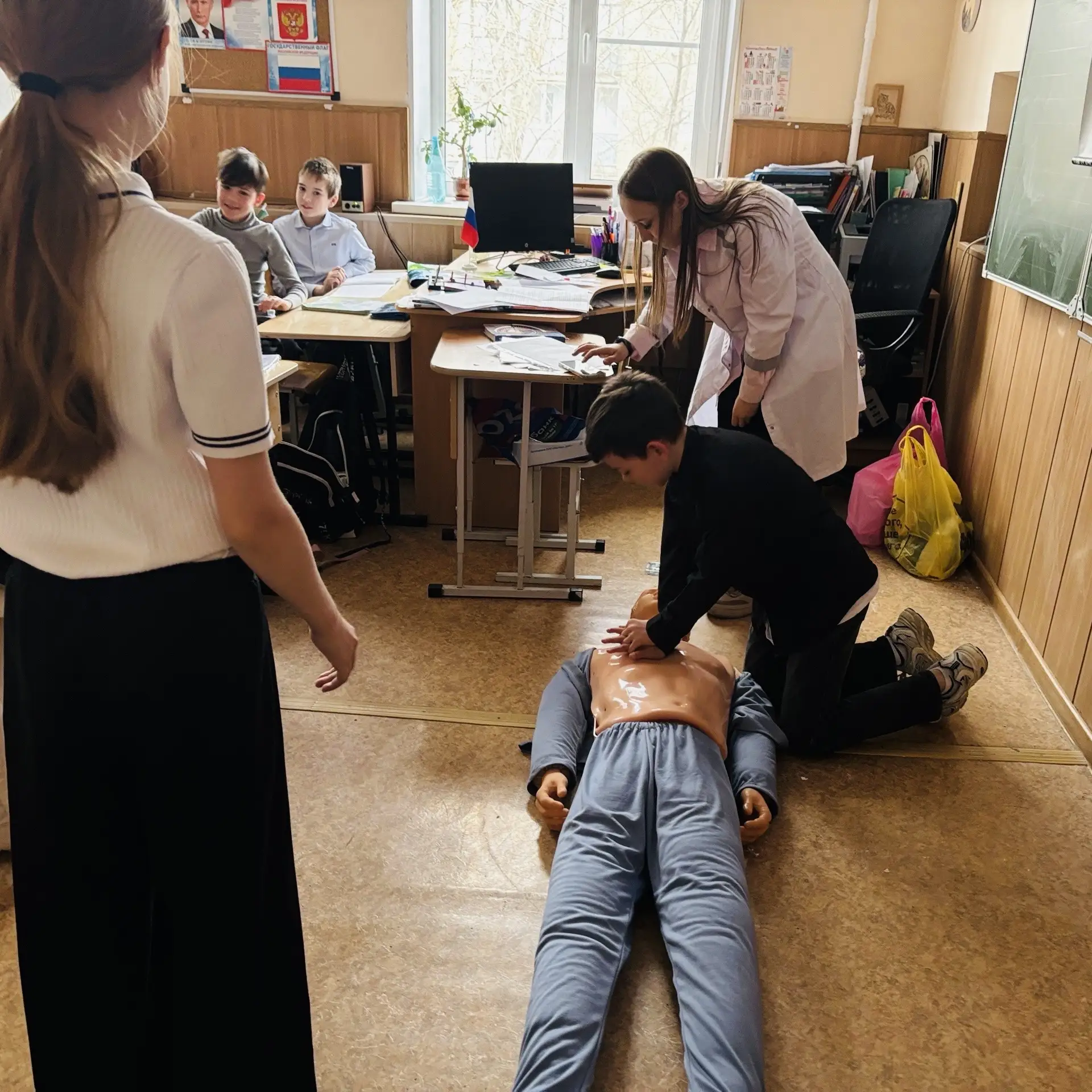 🌟 Важное событие в нашей школе!    ⛑️Сегодня команда Первые-102, состоящая из обучающихся химико-био