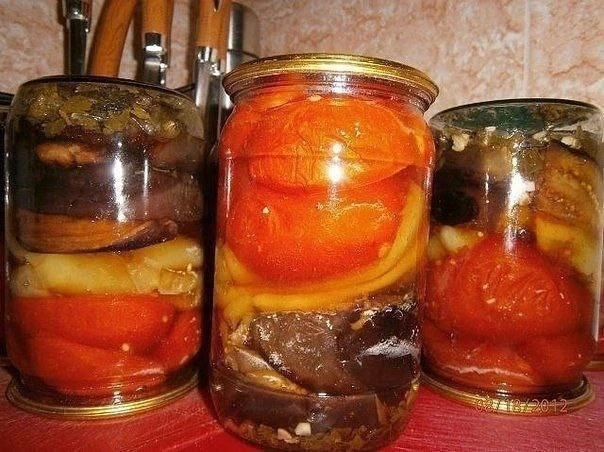 ОВОЩНАЯ ЗАКУСКА 

Ингpeдиeнты:
2 кг баклажан
2 кг болгарского перца
2 кг помидор

Приготовление:
Бак