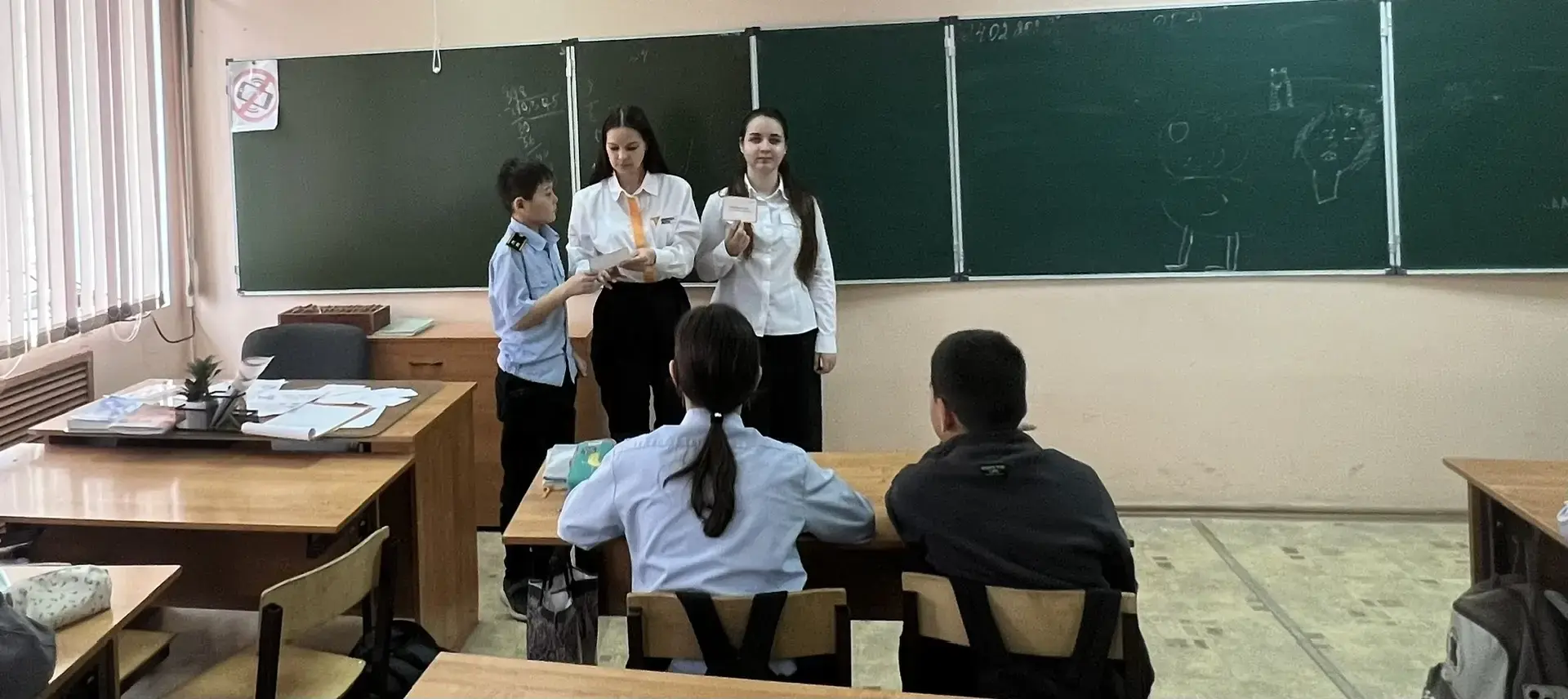 📖В рамках Международного дня родного языка советник директора по воспитанию Белоносова Патрисия орга