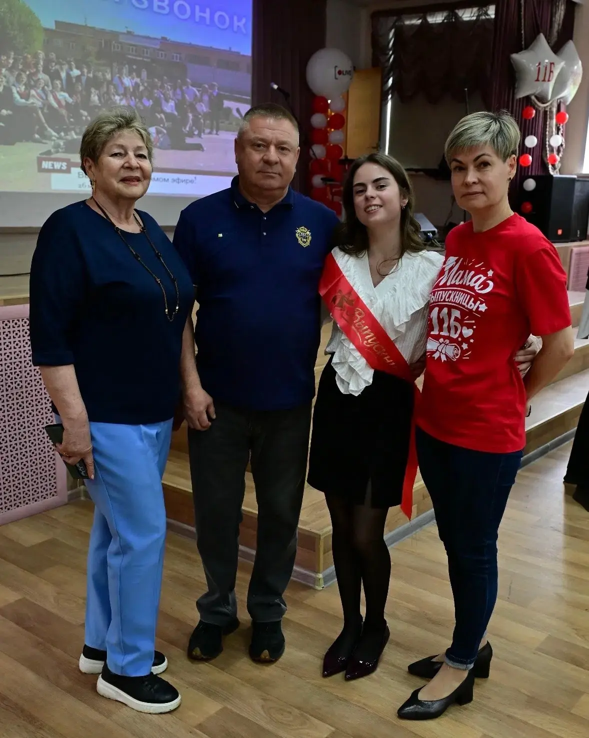 #сто_баллов в МАОУ #Гимназия53
На фотографии Софья Колбасова
 стоит вместе с родными людьми. 
Послед