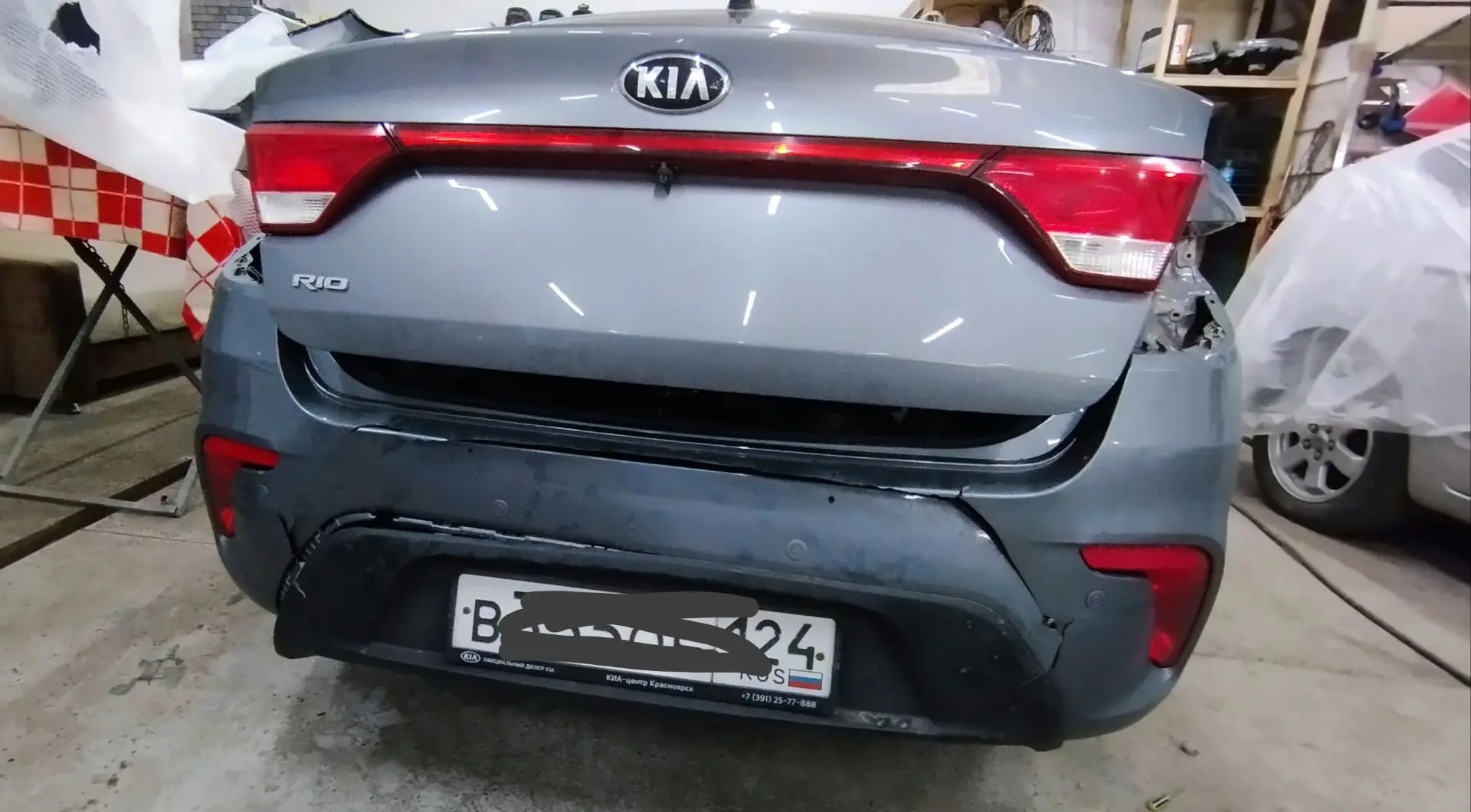 Установка бампера без покраски Kia Rio с установкой парктроников.