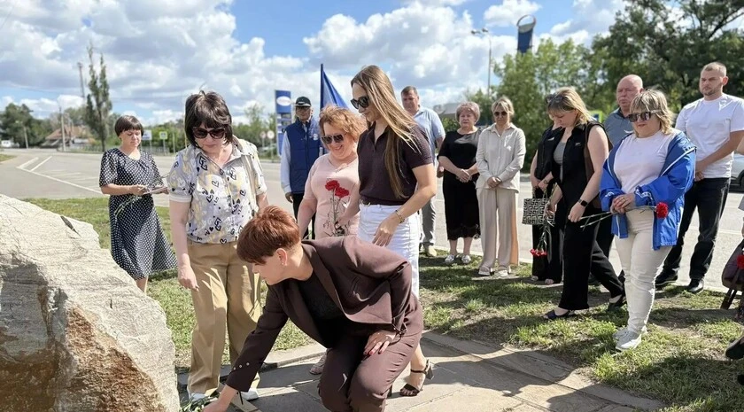 Жители Красного Луча возложили цветы в 12 годовщину авиаудара ВСУ по городу

«Ранним утром 30 июля 2