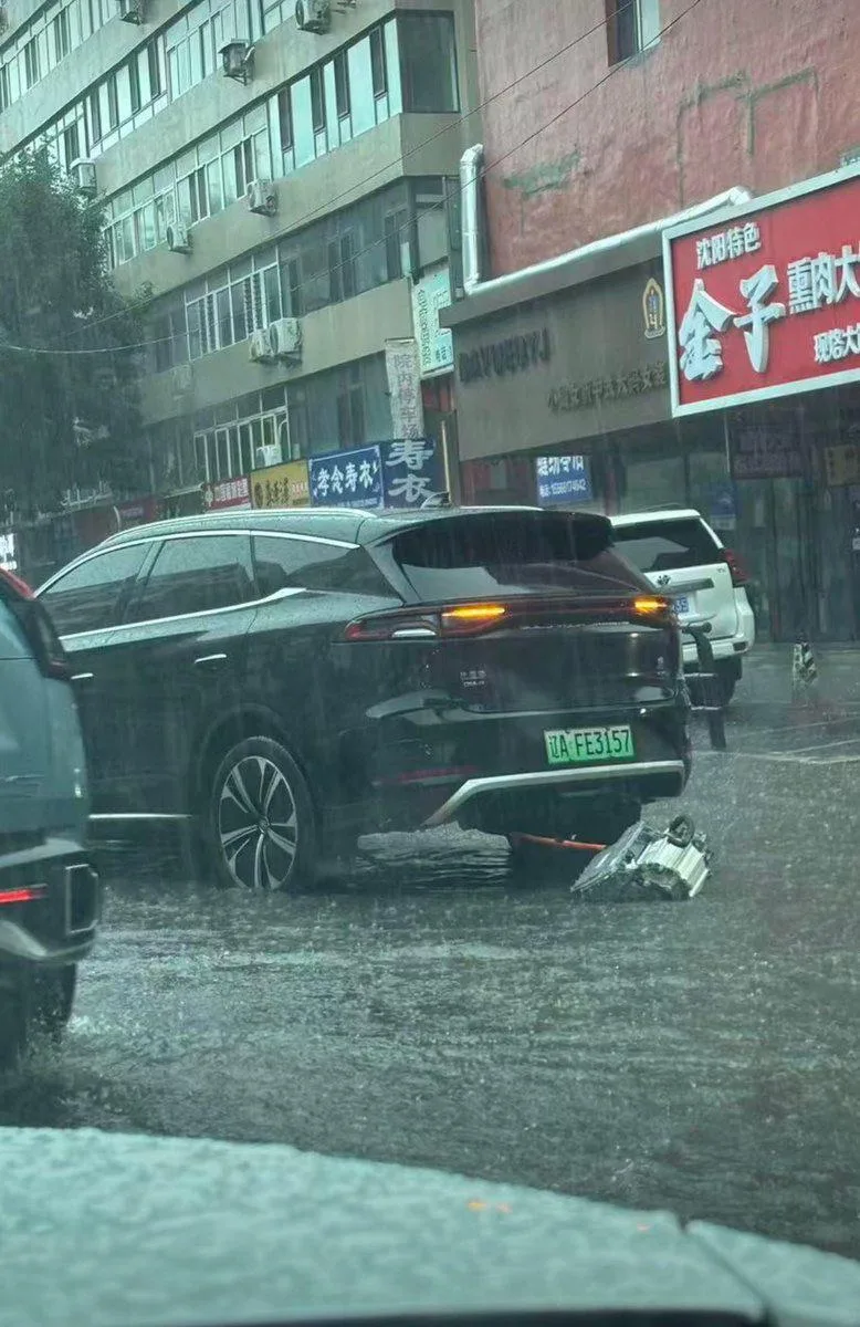 🇨🇳 В Китае вирусным стало видео, на котором у автомобиля BYD электродвигатель оказалс...