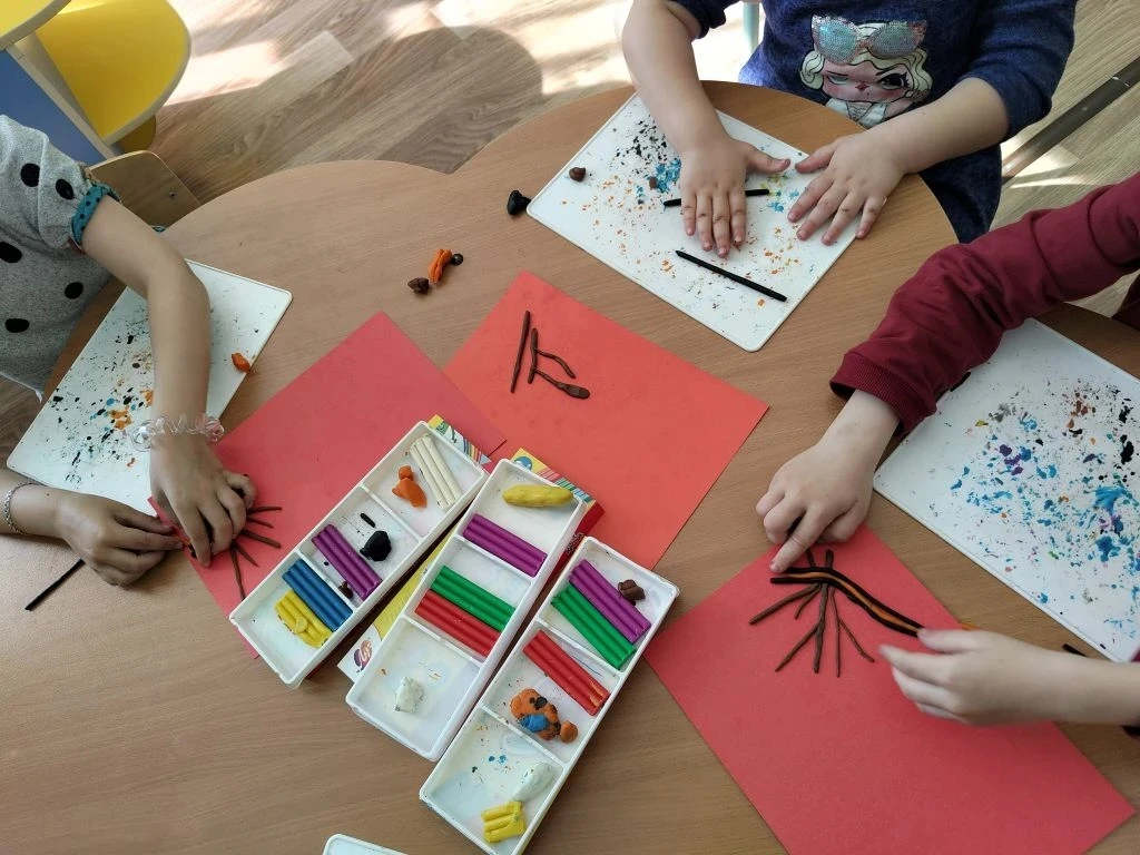 Открытка к 9 мая, сделанная детскими руками, — это искра памяти, которую мы проносим сквозь поколени