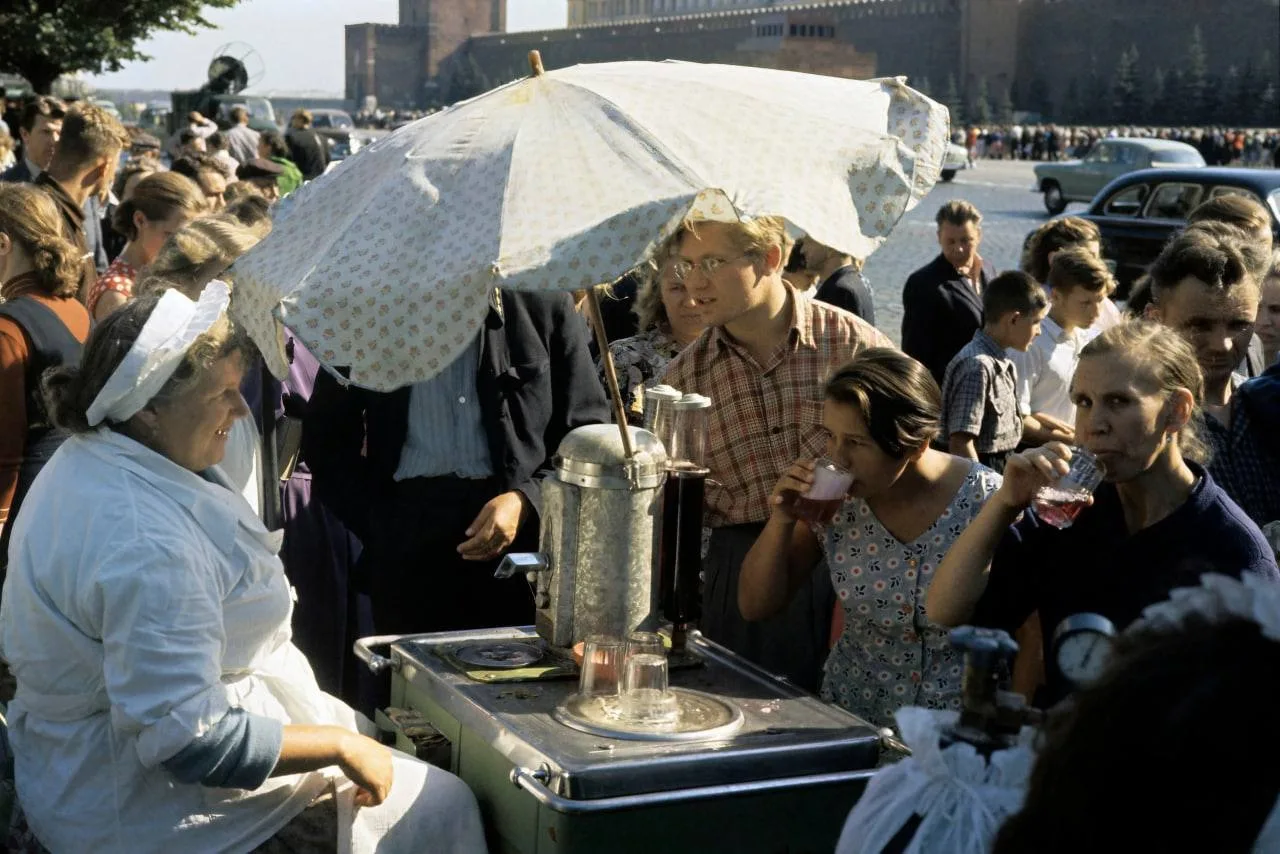 Торговля газировкой на Красной площади, Москва, 1959 год.