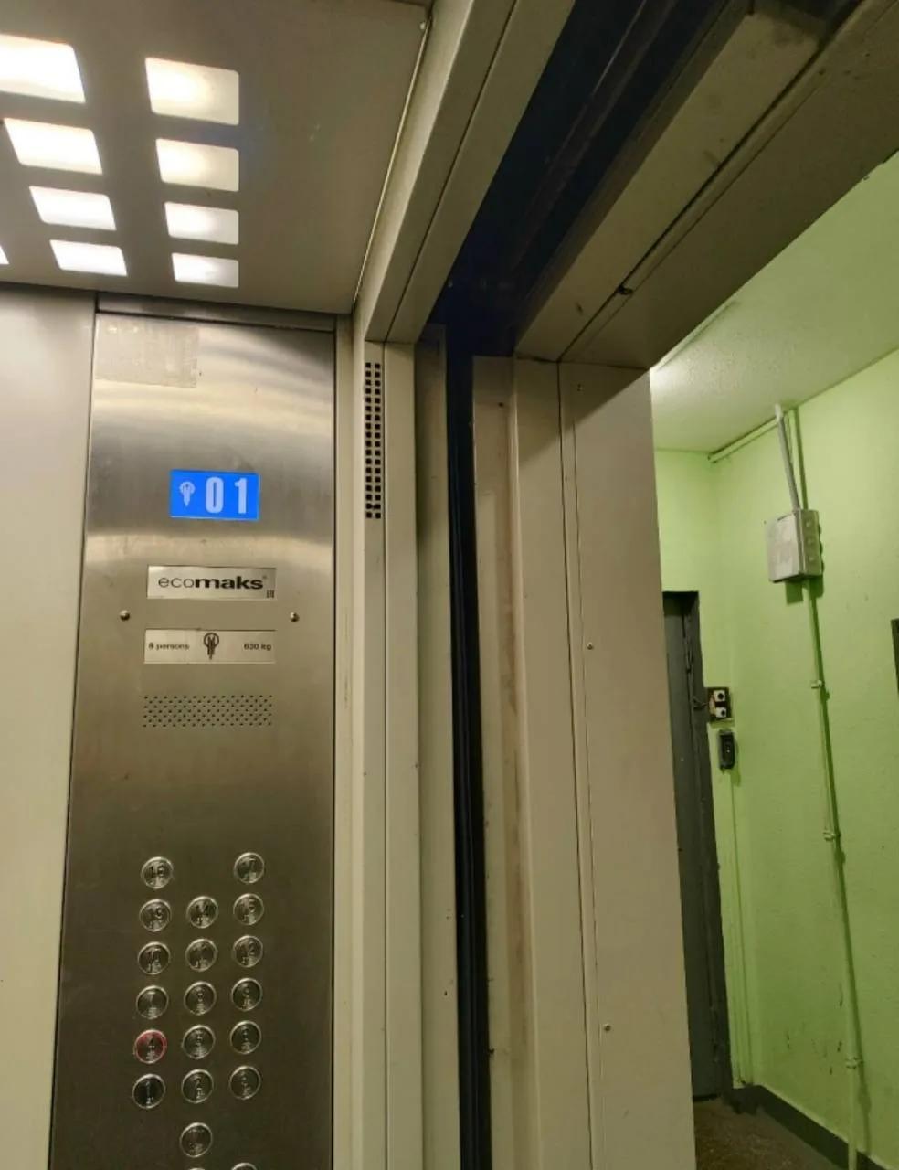 Сосед рассказывает, что на Обручева, 35к3, год назад сломался лифт. Его чинили, но он р...