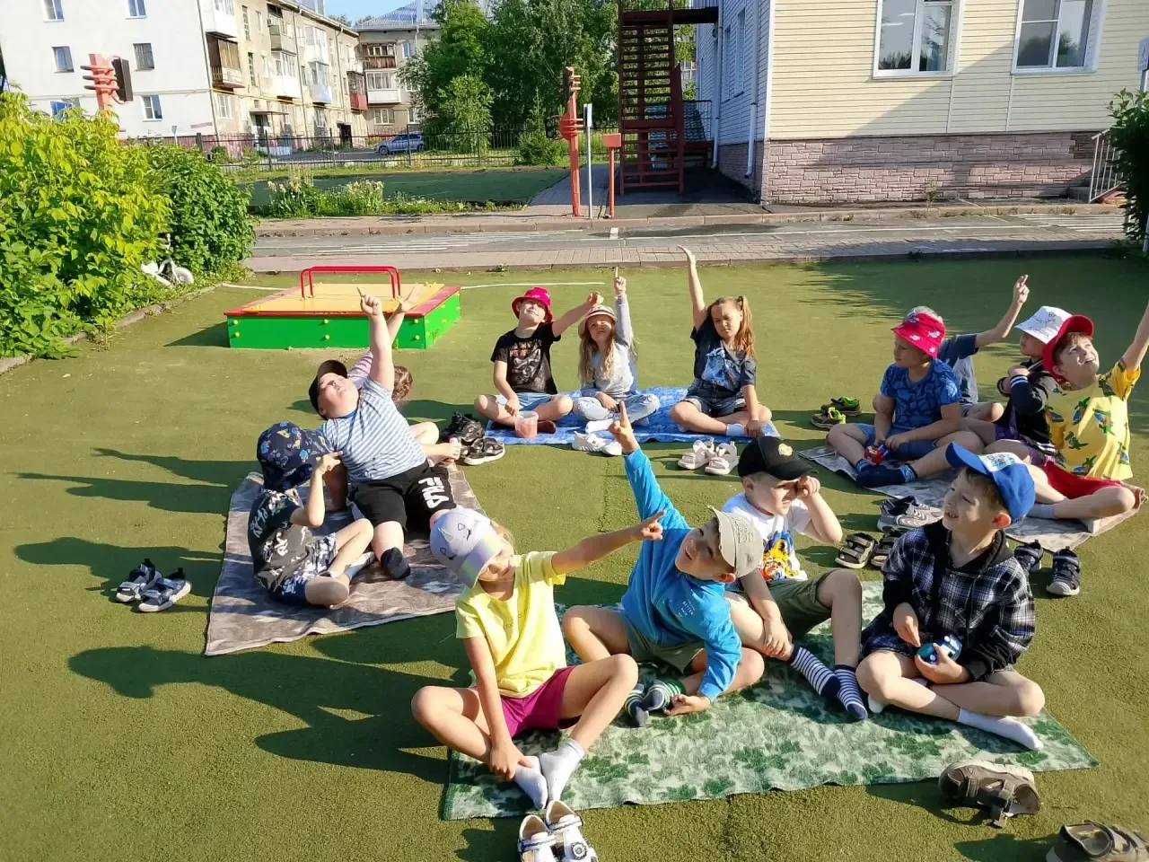 Кто сказал, что утренний круг должен быть в помещении? «Крепыши» доказали обратное! 🤸‍♀️🤸‍♂️
Сегод