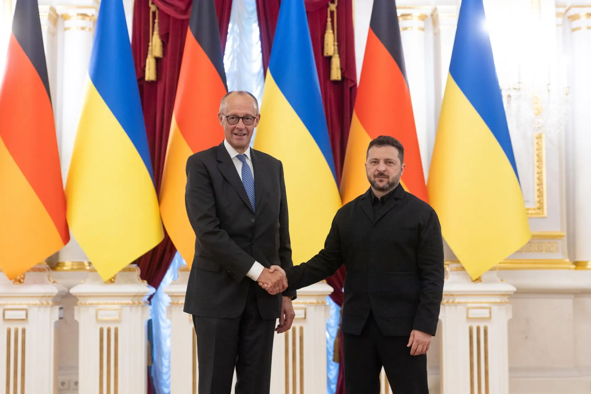 Мерц в Киеве заявил о готовности к переговорам по Украине, но поставил условие. По его ...
