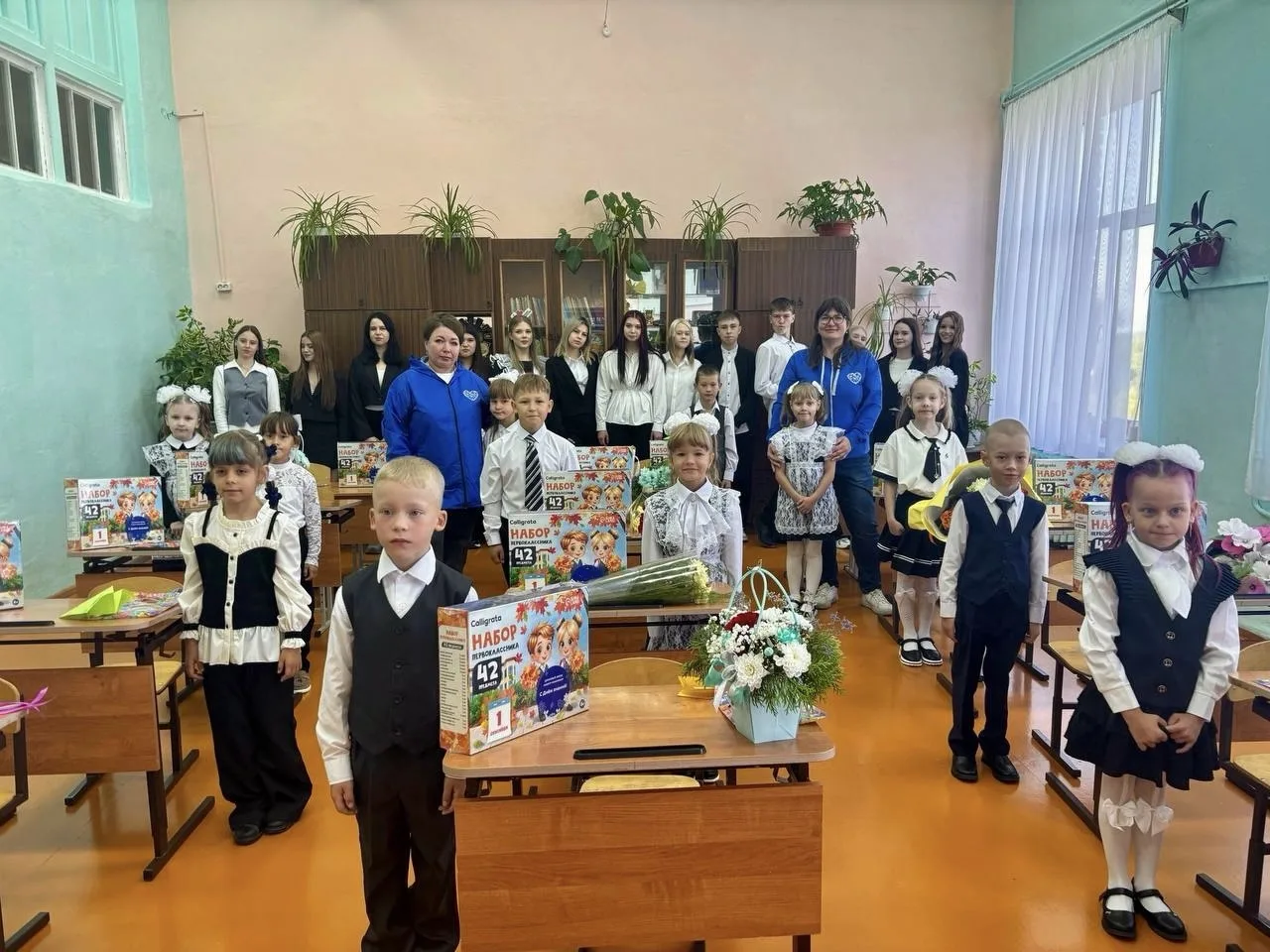Волонтёры Полевского и Верхнего Уфалея вручили подарки первоклассникам.