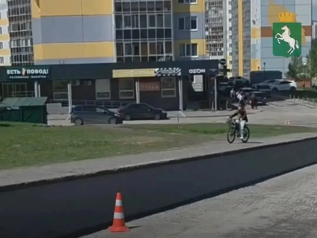 На улице Крячкова в Зеленых Горках впервые выполнен дорожный ремонт за бюджетные деньги. До этого ее