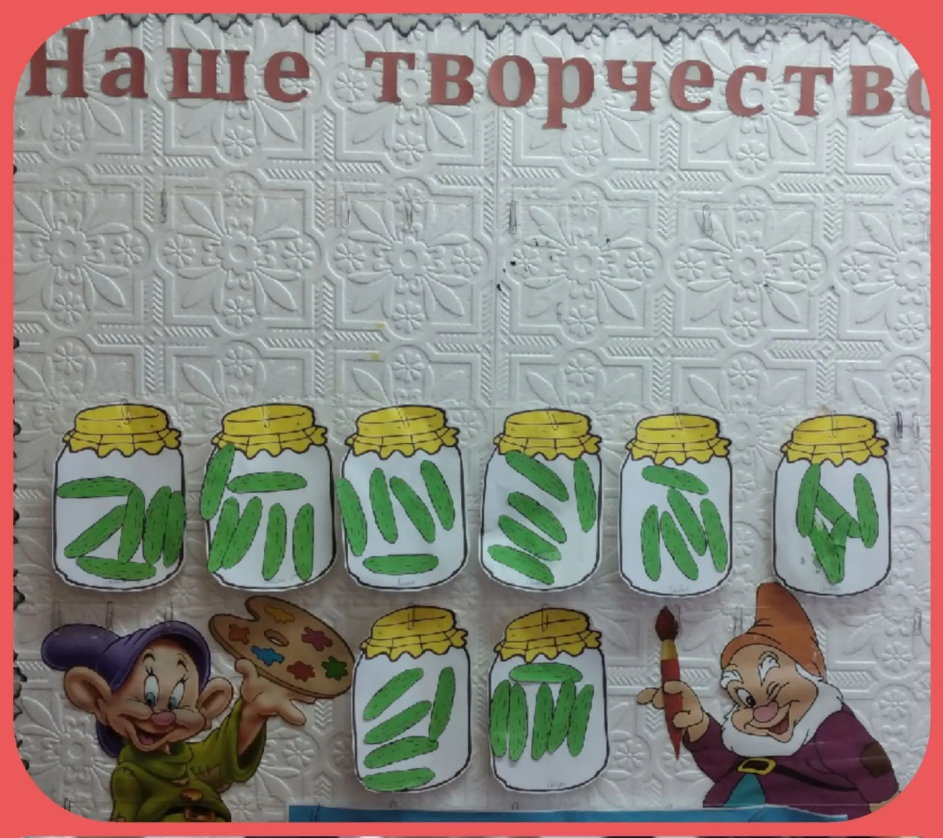 В рамках тематической недели сегодня в младшей группе прошло занятие по аппликации на т...