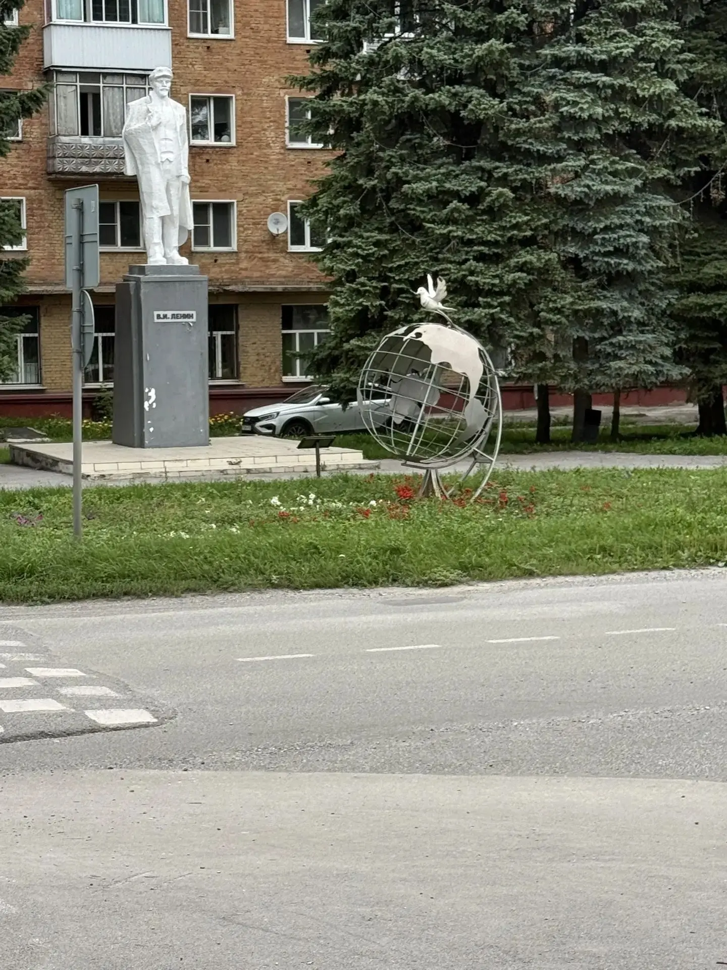 В этом году клуму не видно, все заросло не пропалывают и не косят, бюджета уже на покос травы НЕТ ?
