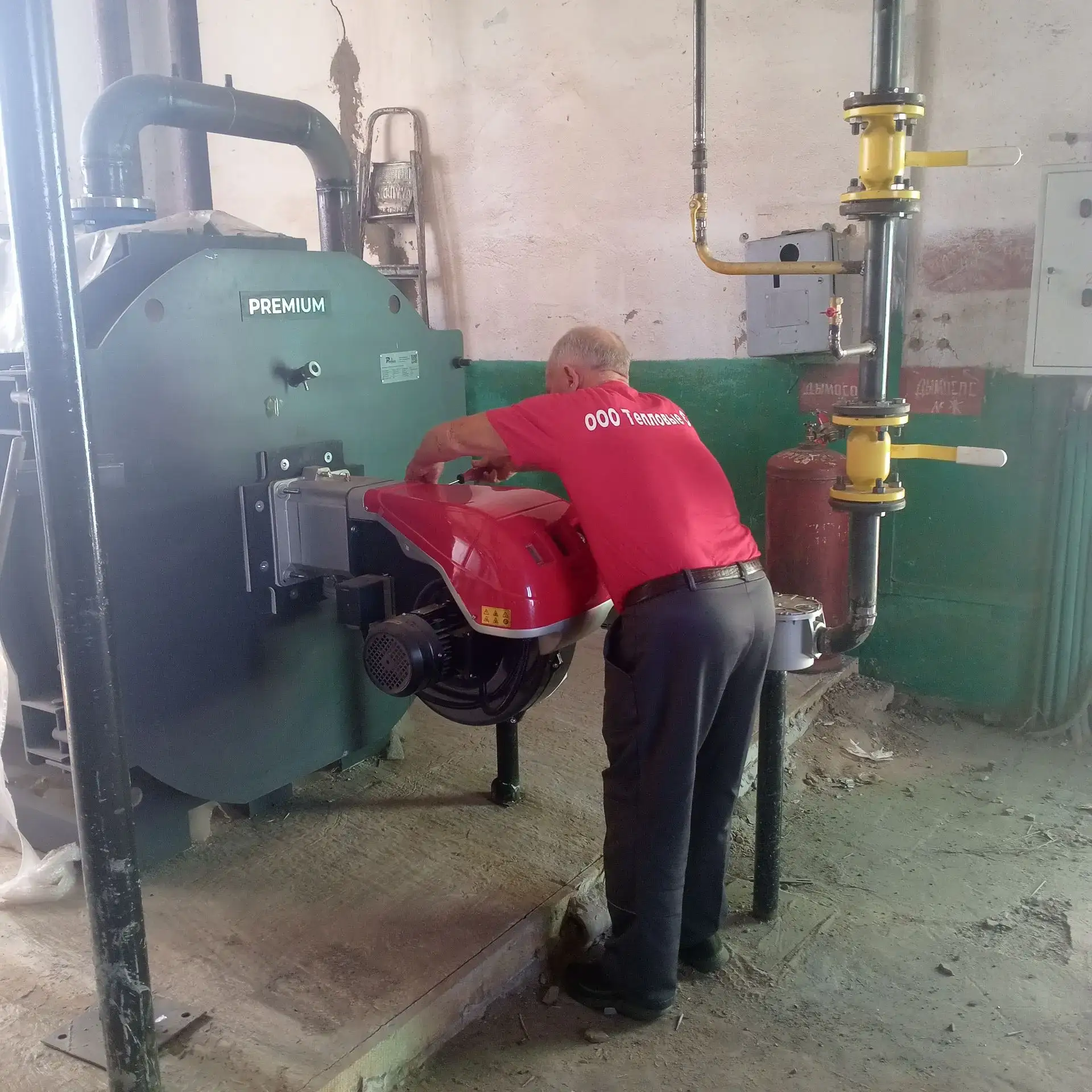 Опытные специалисты ООО «Тепловые сети» в котельной №7 производят электрические работы ...
