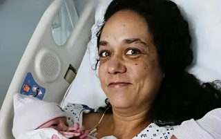 55-летняя женщина родила двойню. Зять пришел в роддом поздравить тёщу. Он взглянул на младенцев и ув
