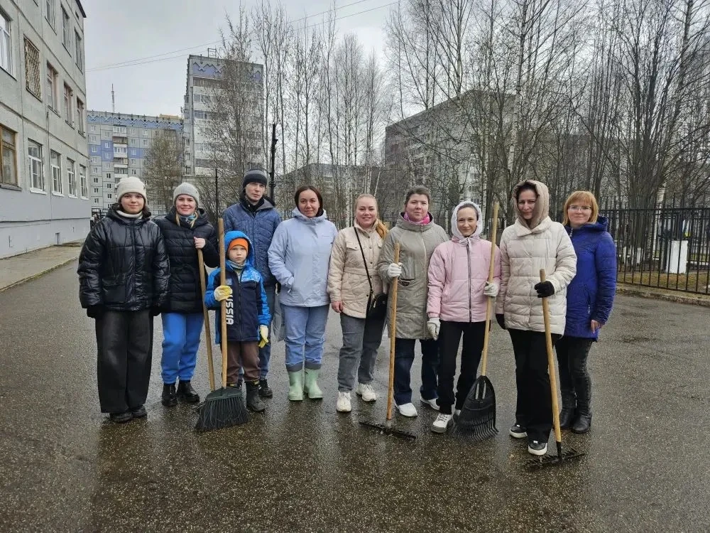 Дружно и с душой: учителя нашей школы на общегородском субботнике!  🌳🪣Сегодня учителя нашей школы др
