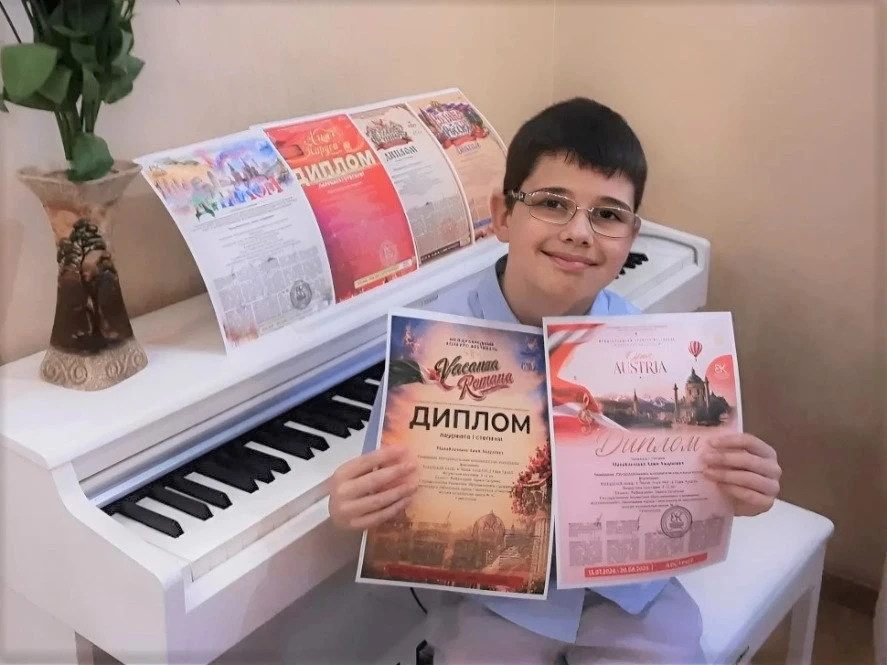 Поздравляем юного пианиста Акима Михайличенко!