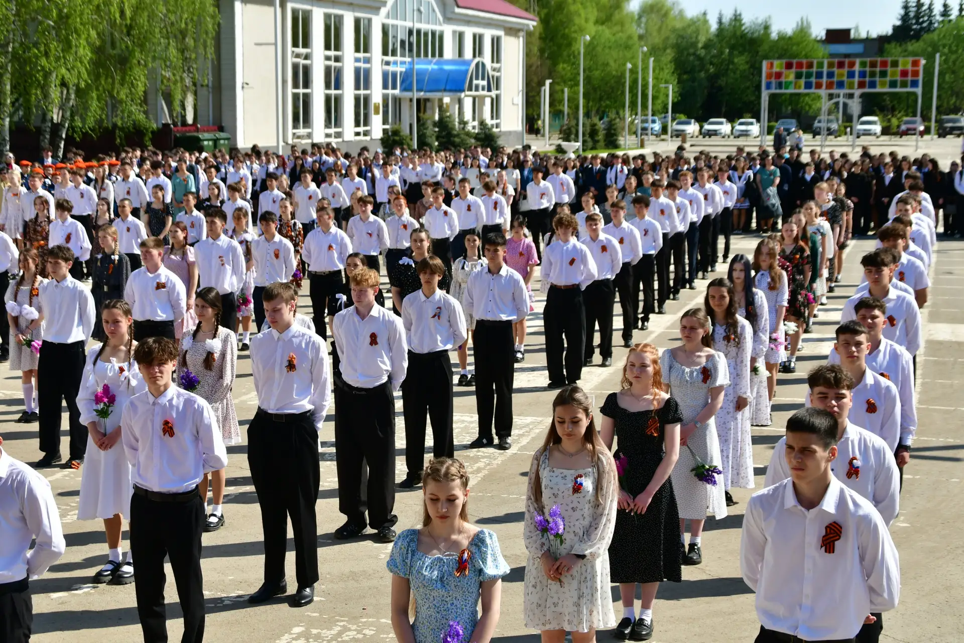 Ученики старших классов школ города собрались на центральной площади, чтобы почтить память героев, о