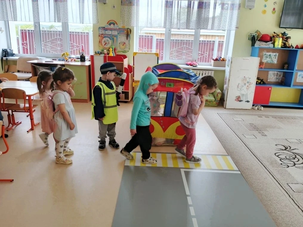 Знакомство с ПДД. Основные задачи: знакомство с понятиями: "дорога", "тротуар",  "пешех...