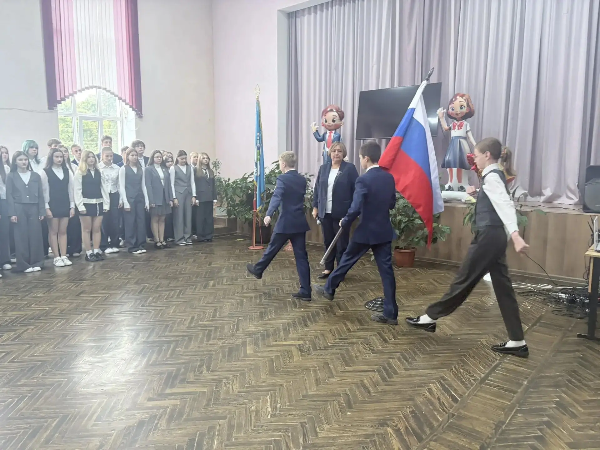 Новая учебная неделя в МБОУ-СОШ №2 им.А.И.Герцена началась с Церемонии торжественного в...