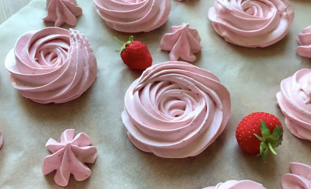 ✨ Выходные созданы для 
зефира (и лени! 😄) ✨🍓
Устали считать цифры и
 сводить бюджеты?

 Пора пере