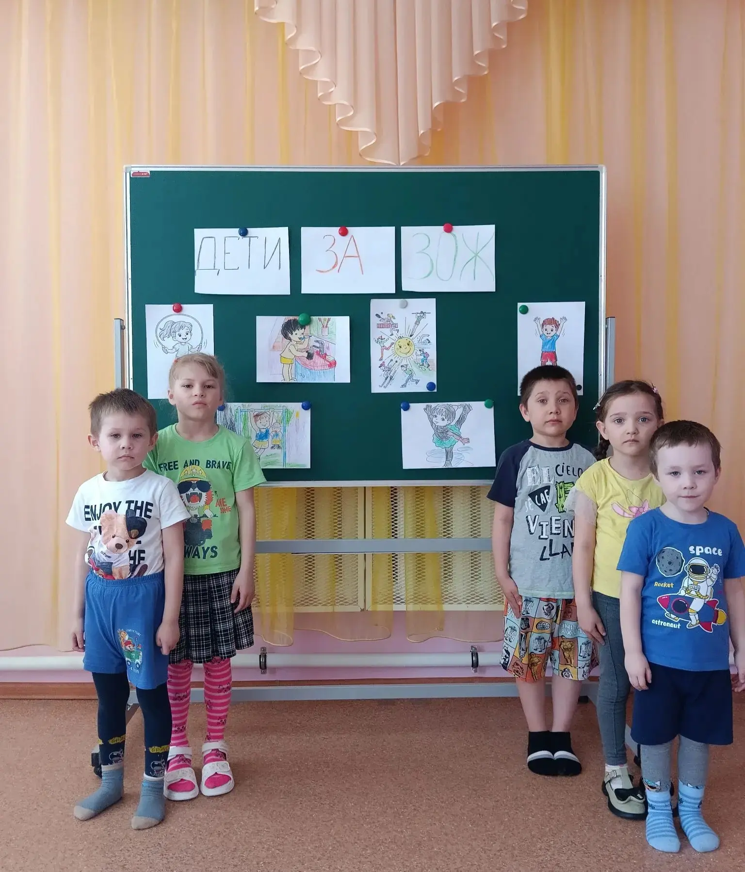 " Дети за ЗОЖ" - под таким девизом в нашем детском саду прошла выставка рисунков.