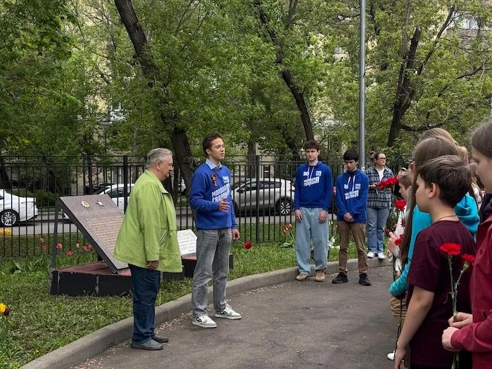 🌸 Встреча памяти  У Мемориальной пушки, расположенной возле корпуса на Поклонной 10, прошел митинг, 