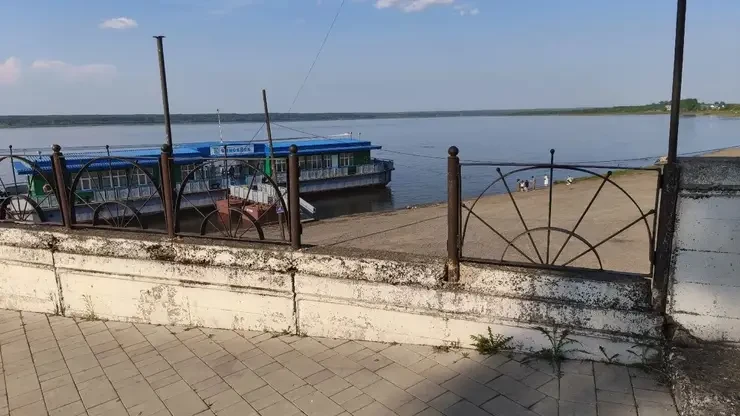 На набережной в Енисейске исчез пролёт отграждения. Не очень приятно наверное будет навернуться с та