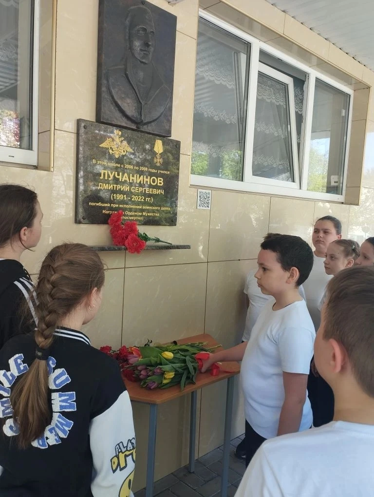 Возложение цветов к памятникам – больше, чем традиция! 👏  Это важный момент воспитания: через такие 