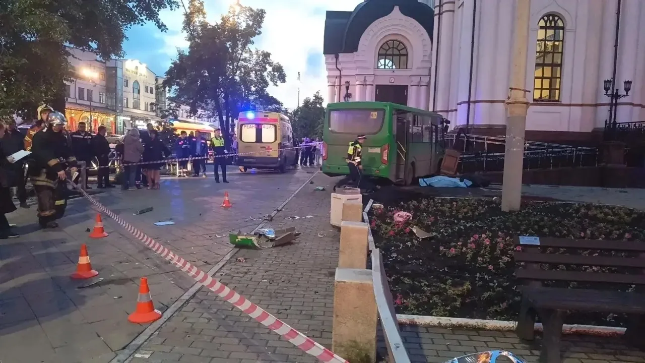 📍Полиция установила личности погибших и задержала водителя после смертельного ДТП в це...