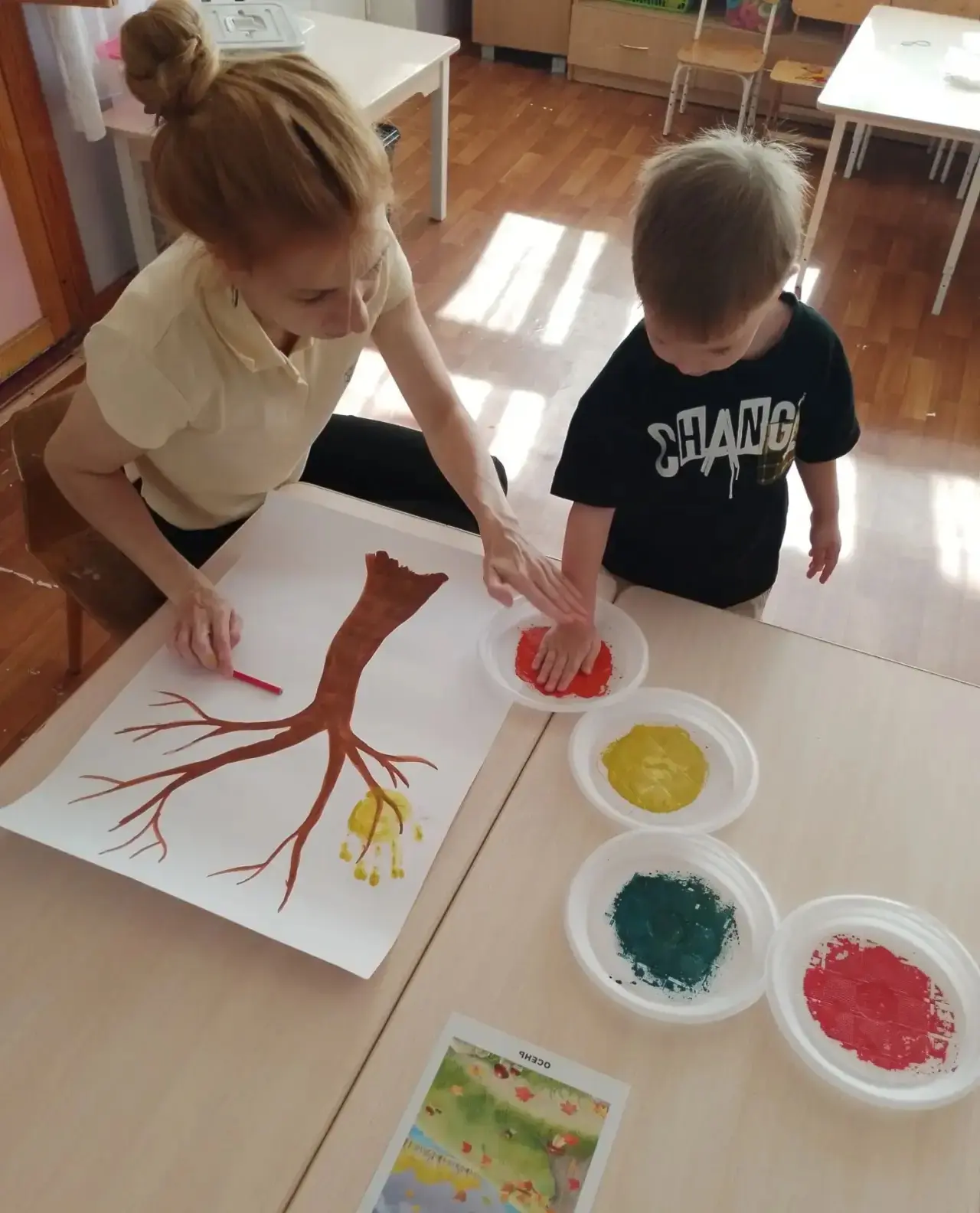 Украшает лес листвой  🍁