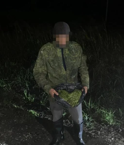 ❌Крупную партию каннабиса изъяли полицейские у пассажира такси в Кировском районе респу...