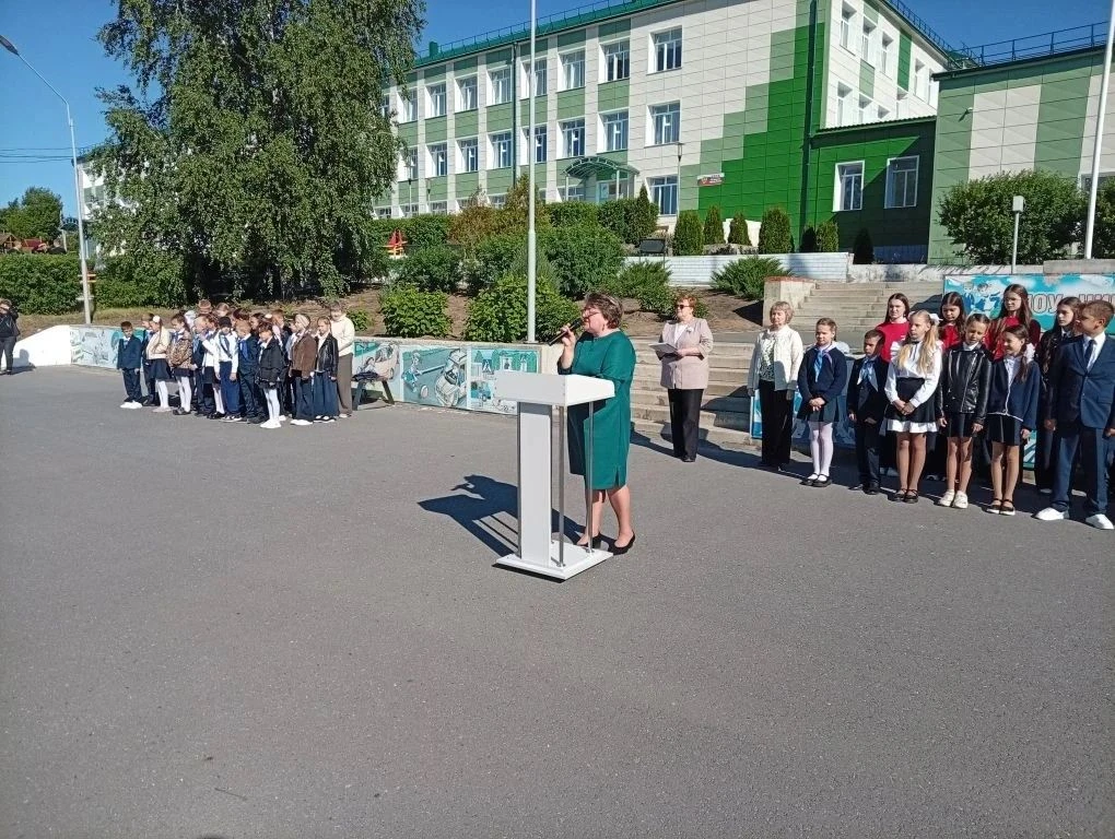 Сегодня начались летние каникулы!!!! И 29 мая у нас  прошла торжественная линейка.