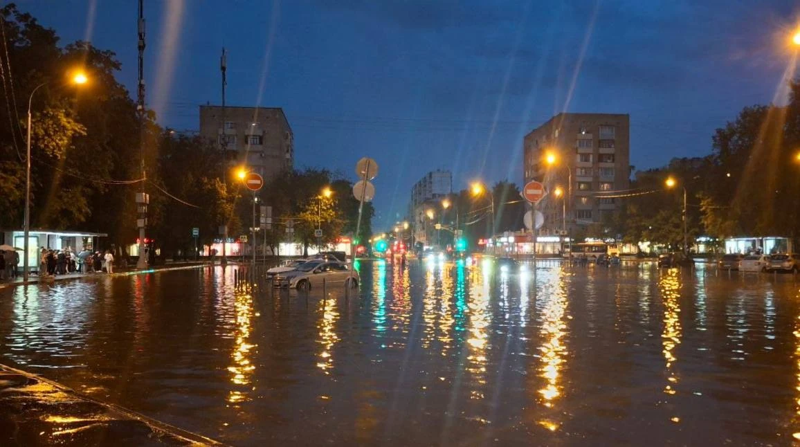 У метро «Первомайская» появилось настоящее море🌊