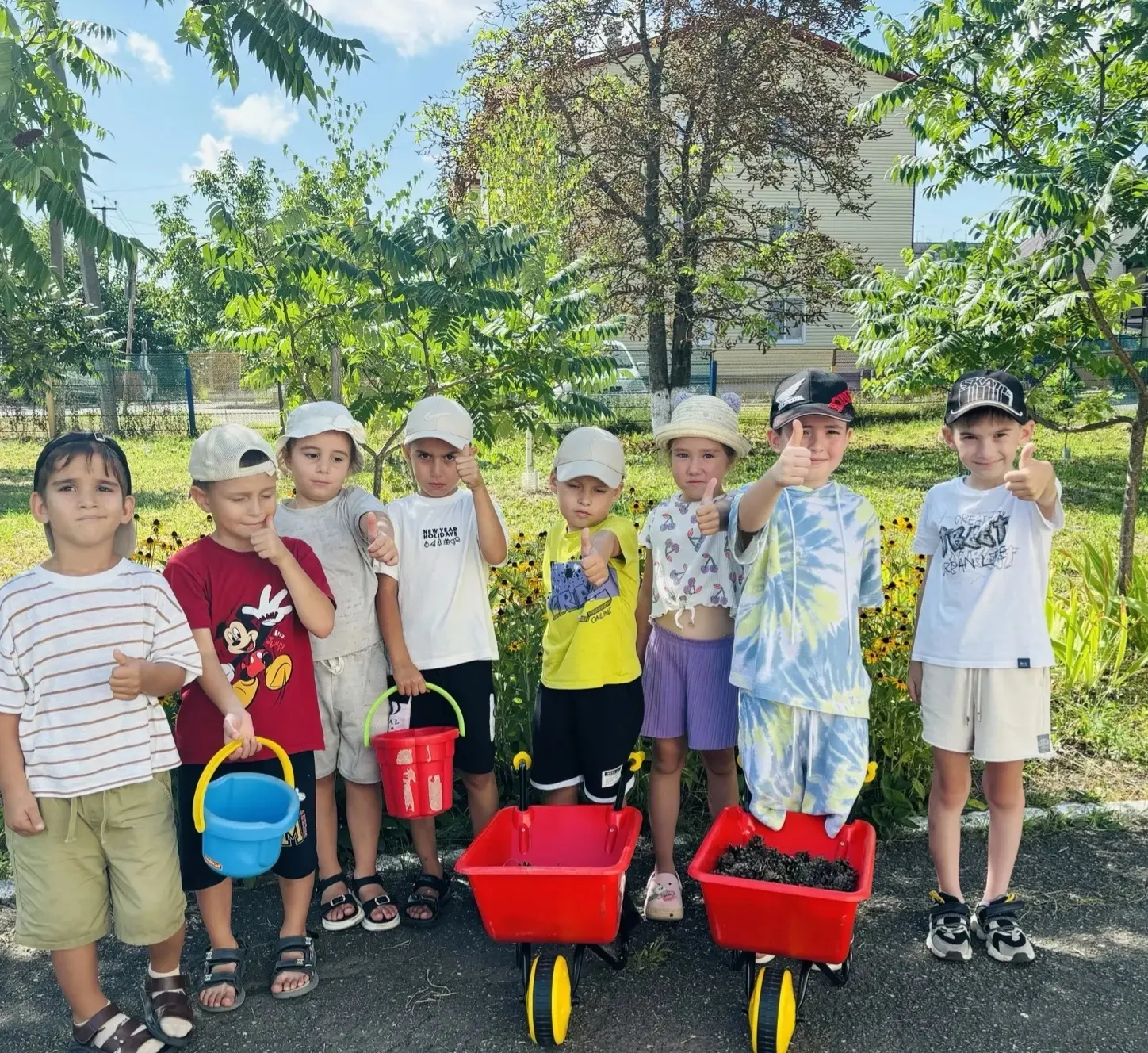 В нашем детском саду прошёл настоящий субботник.🤭Мы решили навести порядок на участке,...
