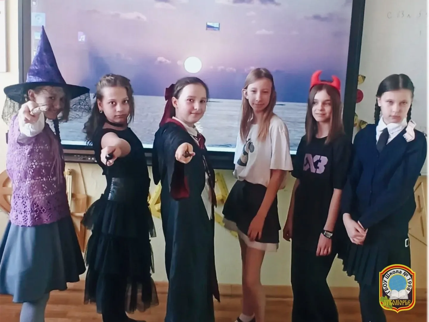🎭 Цветная театральная пятница  В школе прошла «Цветная театральная пятница» 🎨  Ученики проявили креа