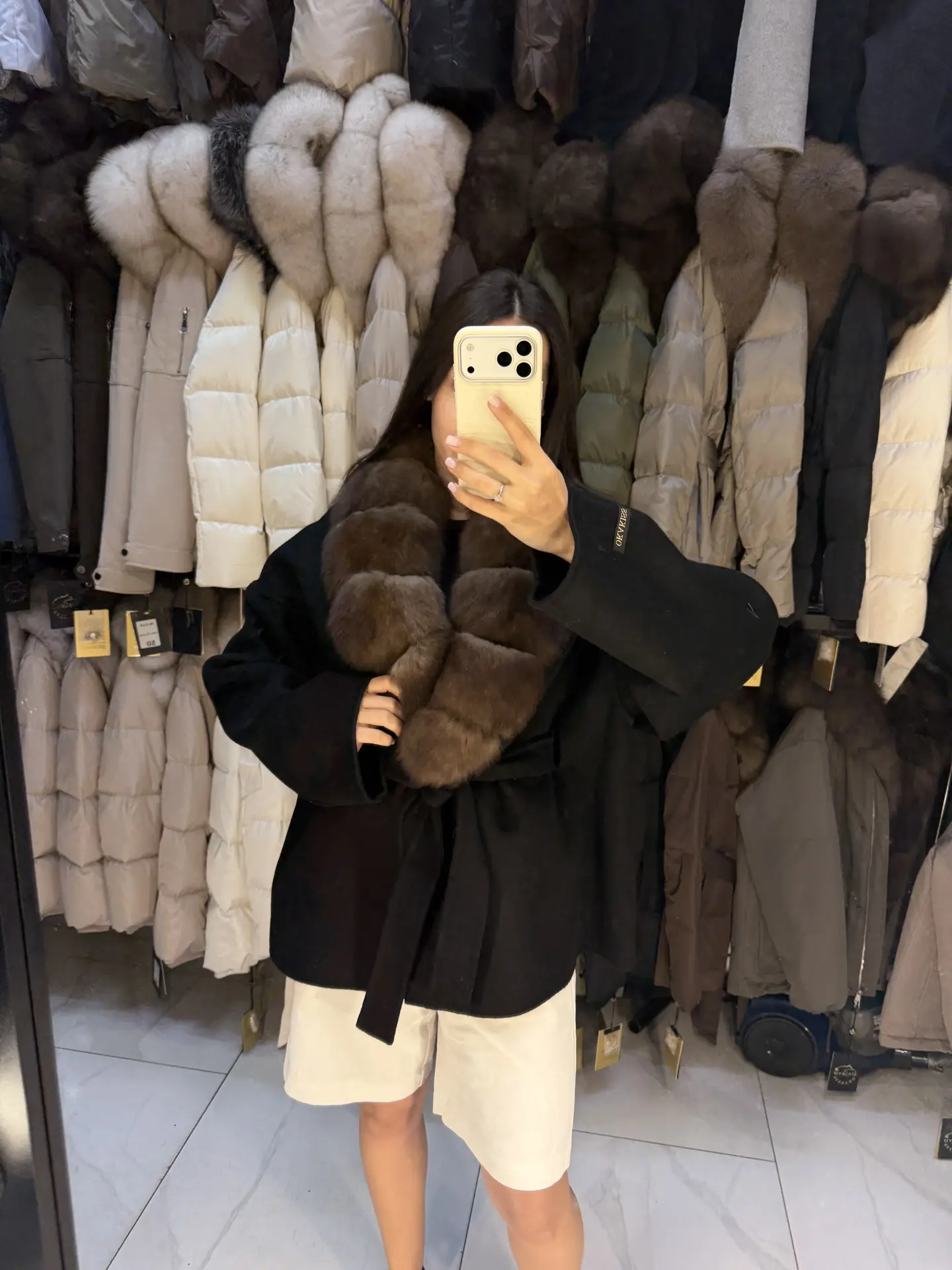 Пальто из кашемира и шерсти с натуральным мехом песца 😍

Пальто без подклада 
Длина 75 см 
Размеры 