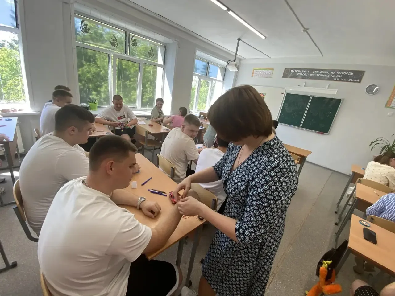 Вернулись в детство: одиннадцатиклассники снова стали малышами.