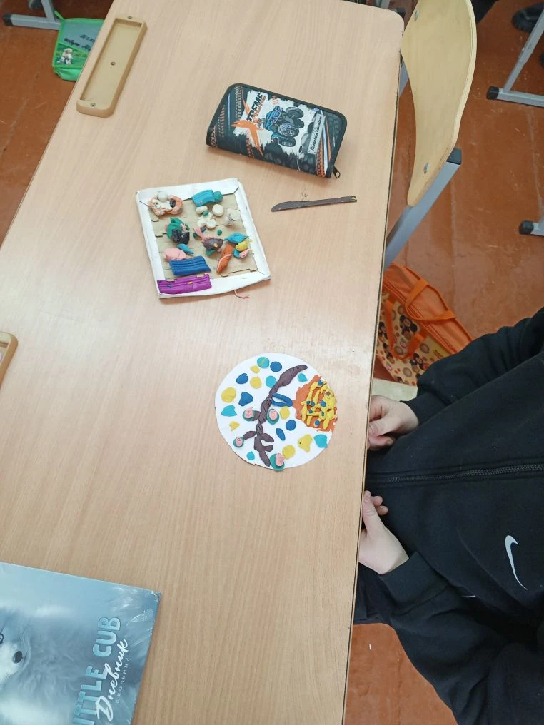 В неделю светлой Пасхи, учащиеся 4 класса изготовили аппликации, пасхальных яиц.