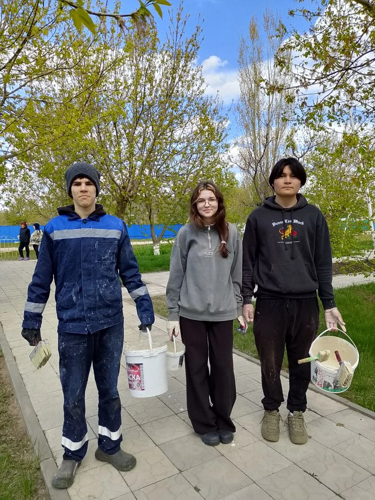 Сегодня, 29 апреля, на пришкольном участке нашей школы кипела работа. Вооружившись граб...