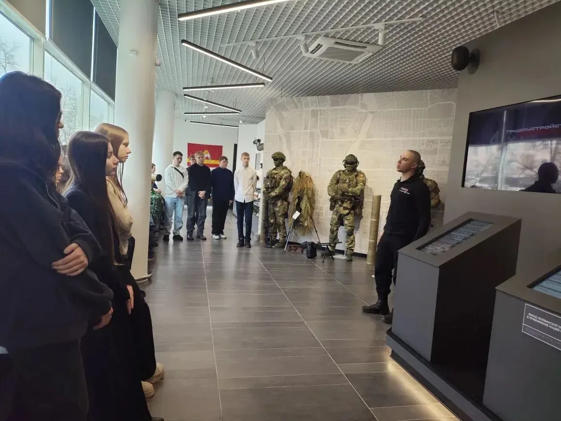 Экскурсия в музей СВО  В пятницу ученики 11Б класса посетили музей СВО. Ребятам показали экспозицию 