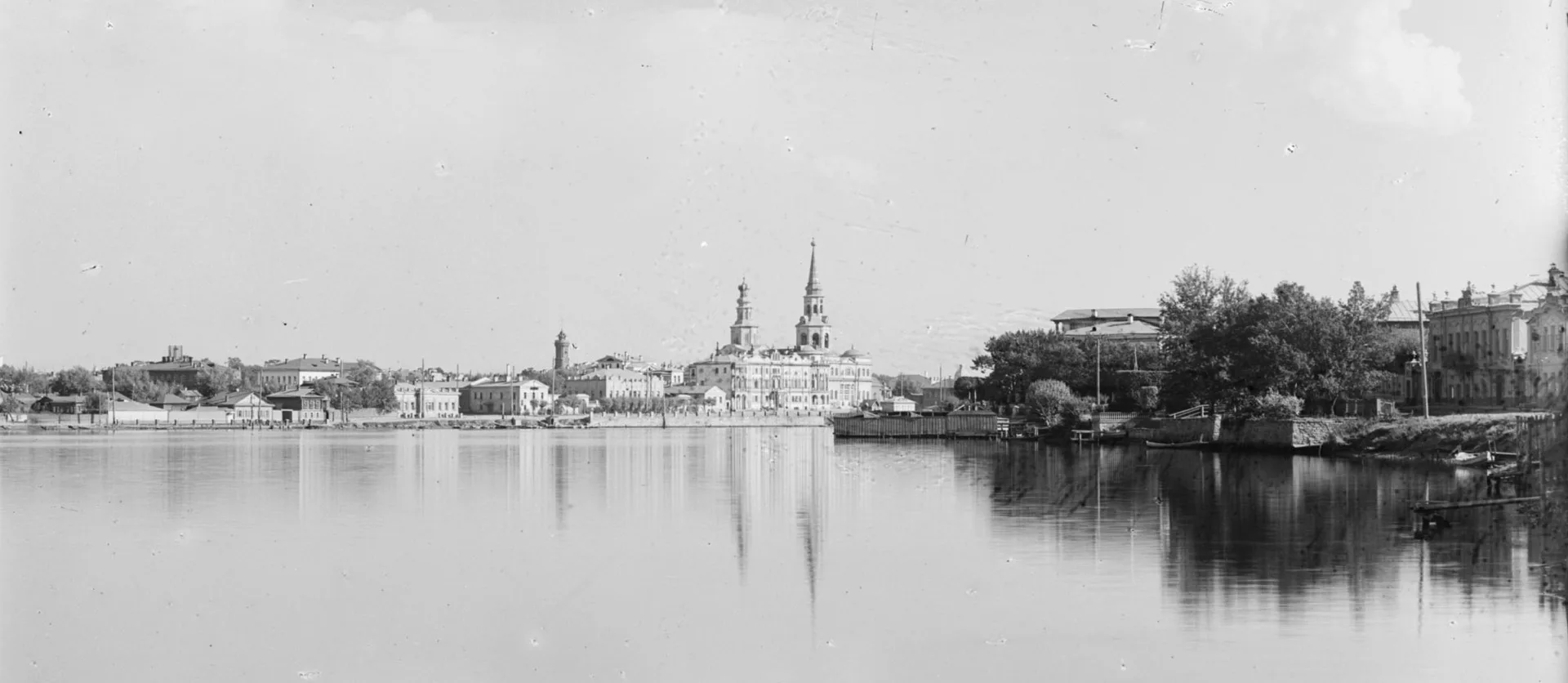 Вид на городской пруд Екатеринбурга

📸Фото 1910 год.

Слева Тарасовская набережная. Хорошо виден Се