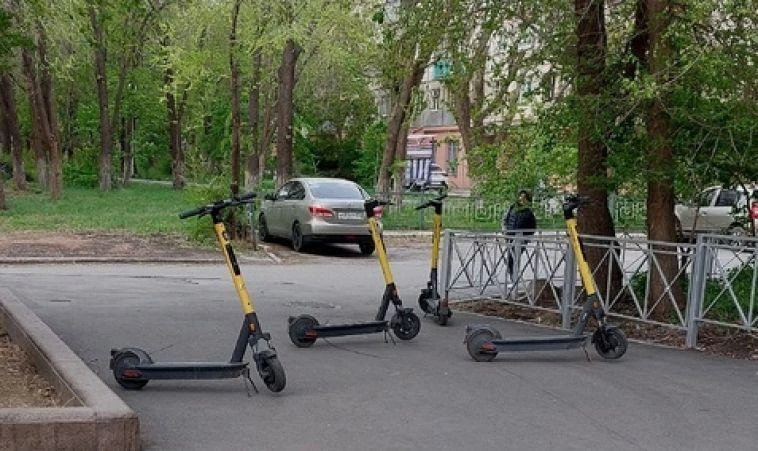 В Хабаровске введут новые меры по регулированию электросамокатов, включая ограничение скорости и штр
