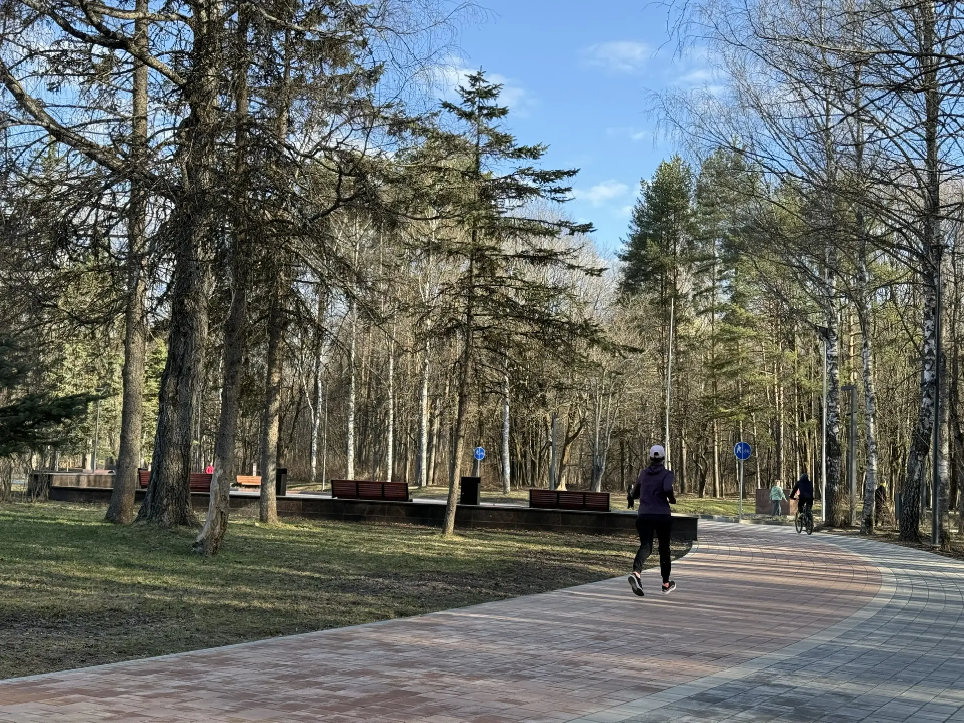 Субботнее утро начал с проверки парков и скверов города. Первая точка — пляж у Реадовского озера. В 