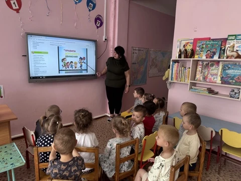 В младшей группе «Капитошки» состоялось занятие, посвященное правилам дорожного движени...