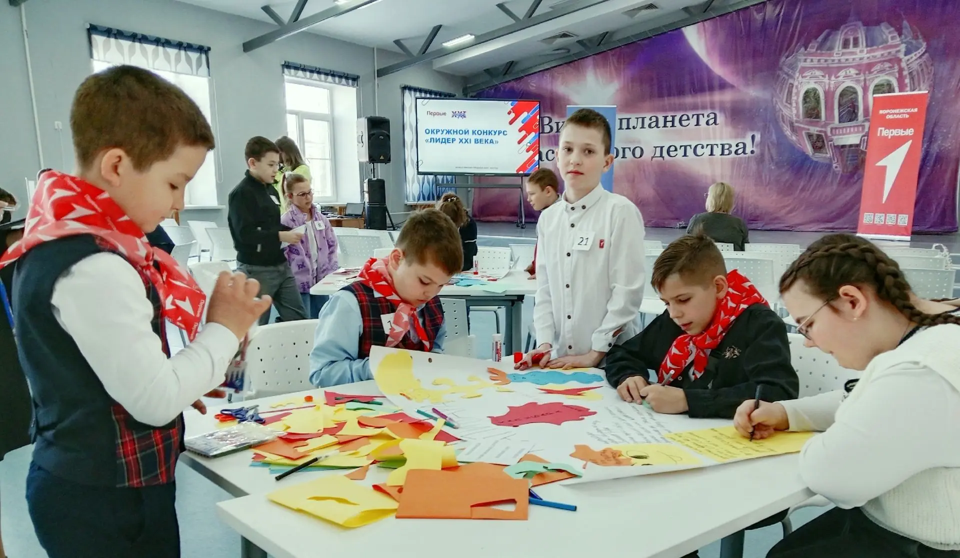 Сегодня, 14 марта, в Борисоглебской гимназии №1 прошёл очный этап конкурса «Лидер 21 века». Орлята Р