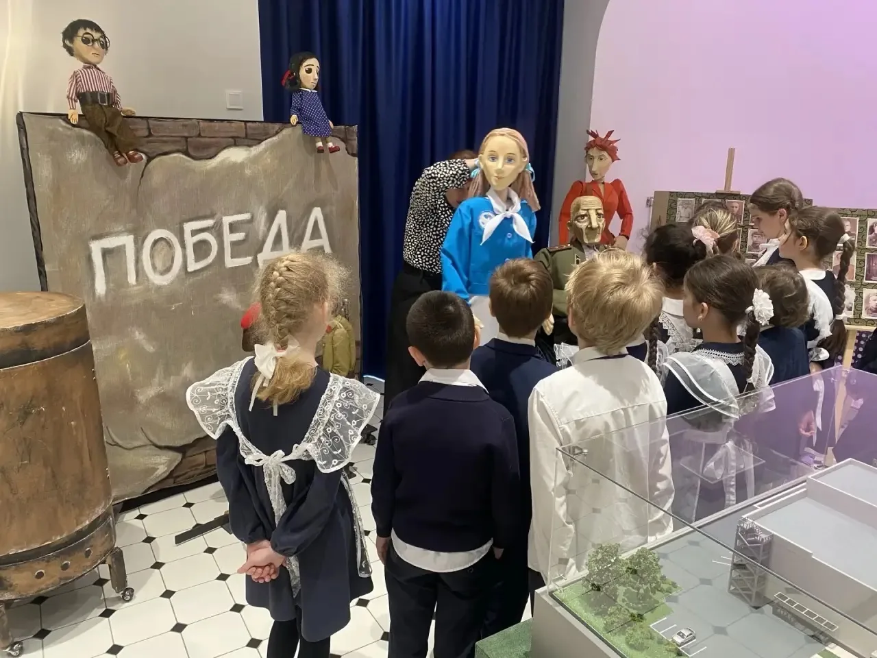 В преддверии Дня Победы ученики 2 б класса посетили иммерсивный спектакль «Путь Победы» в Башкирском