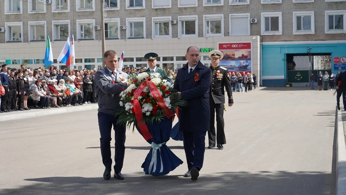 На Амурском судостроительном заводе возложили цветы к Вечному огню  8 мая на Амурском судостроительн