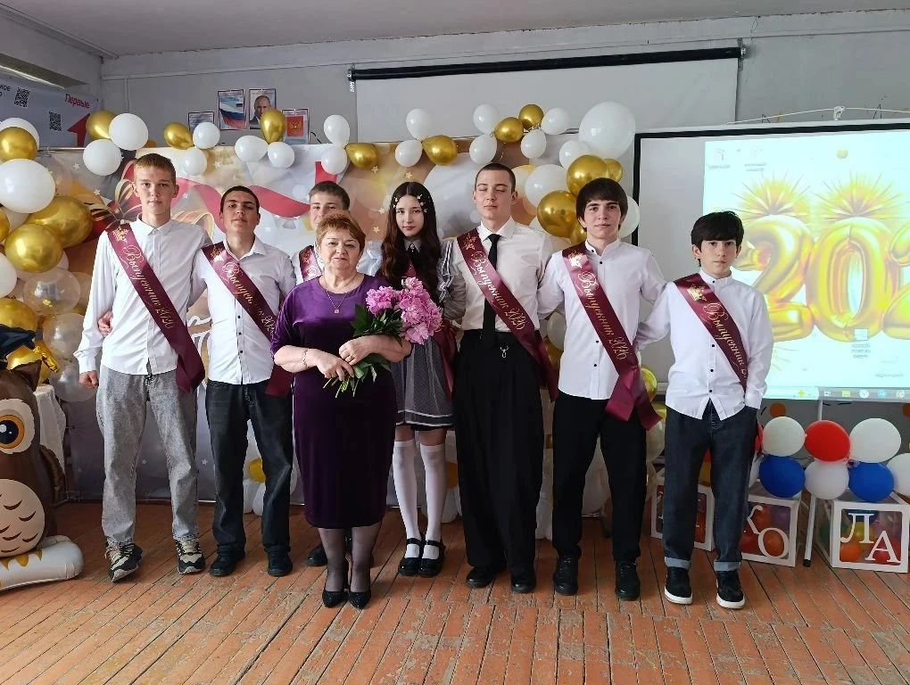 🎉Последний звонок: "Прощай , школа!" 🔔
26 мая в нашей школе прозвенел последний звонок для наших в